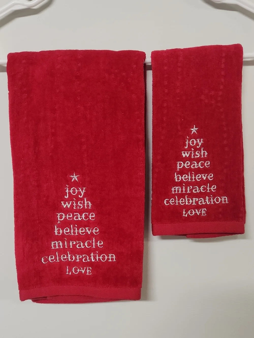 Red Holiday Embroidered Hand Towel And Wash Cloth Set